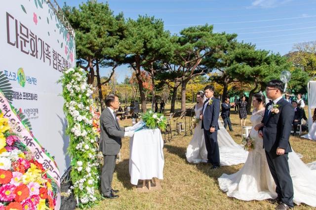 광양제철소 프렌즈 재능봉사단이 광양시 백운그린랜드 야외 결혼식장에서 결혼식을 올리지 못한 다문화 가정의 두 쌍을 위한 합동결혼식을 진행했다 사진광양제철소
