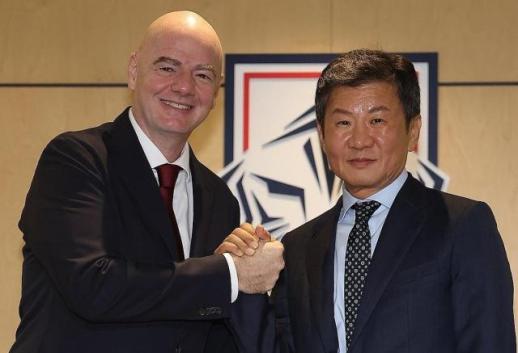 [아주돋보기] 위기 몰린 정몽규, 이제는 FIFA까지 소환…신문선 "마피아의 졸개" 쓴소리