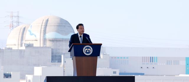 윤석열 대통령이 지난 30일 경북 울진군 한국수력원자력 한울원자력본부에서 열린 신한울 원전 1·2호기 종합준공 및 3·4호기 착공식에서 축사를 하고 있다 사진연합뉴스