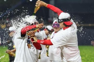 KIA타이거즈 우승 순간 금빛 축포...골든블랑, 축하주로 선정