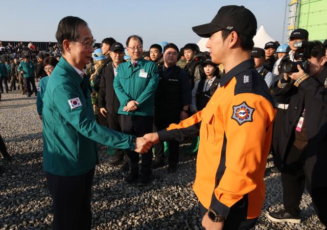 한덕수 국무총리가 31일 인천 연수구 한국가스공사 인천기지본부 일대에서 열린 2024년 국가 대테러종합훈련을 참관하고 요원들을 격려하고 있다 사진연합뉴스