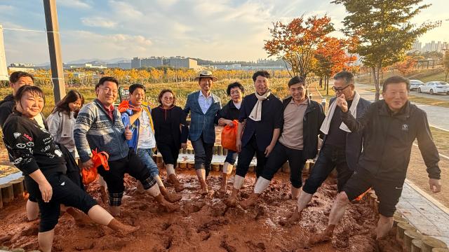 김장호 구미시장가운데가 우항공원 맨발길에서 시민들과 진흙 족욕장을 이용하며 기념촬영 하고 있다사진구미시