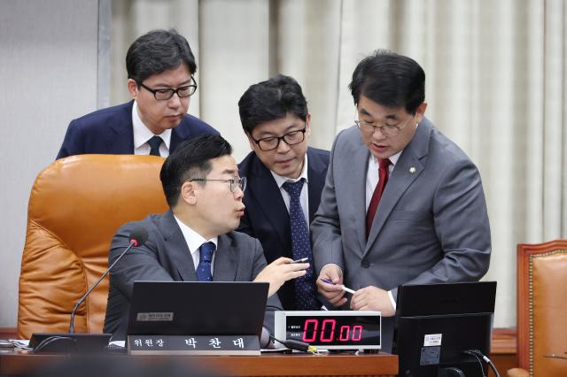 31일 오전 국회에서 열린 국회 운영위원회의 국가인권위원회 등에 대한 국정감사에서 더불어민주당 소속 박찬대 위원장과 국민의힘 소속 배준영 간사오른쪽가 대화하고 있다 사진연합뉴스