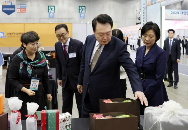 윤석열 대통령이 31일 경기도 고양시 킨텍스에서 열린 2024 소상공인대회 에서 전시 부스를 참관하고 있다 20241031 대통령실 제공 재판매 및 DB 금지