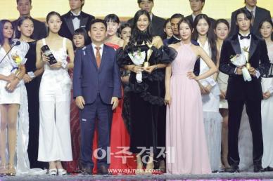 [포토] 모델 사라, 2024 페이스 오브 아시아 GRAND PRIZE AWARDS 대상 수상