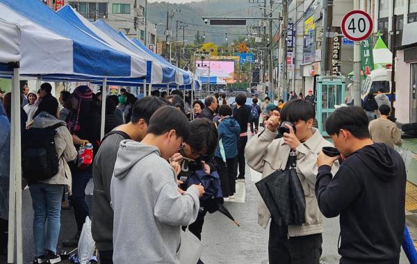 지난 1일 구미역 인근에서 열린 2024 구미라면축제에서 방문객들이 현장에서 라면을 맛보고 있다 사진홍승완 기자