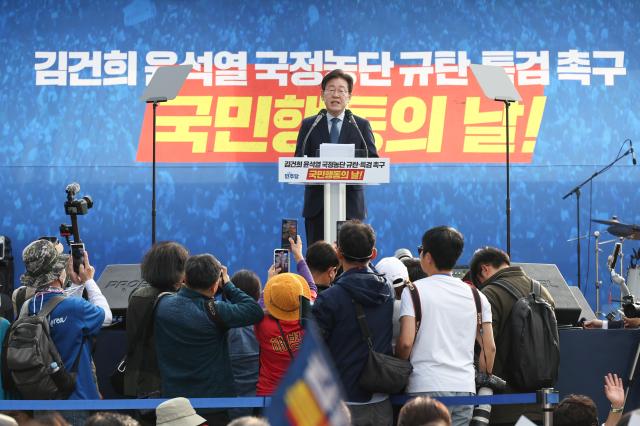 이재명 더불어민주당 대표가 2일 서울 중구 서울역 일대에서 더불어민주당 주최로 열린 김건희 윤석열 국정농단 규탄·특검 촉구 국민행동의날에서 발언하고 있다 사진연합뉴스