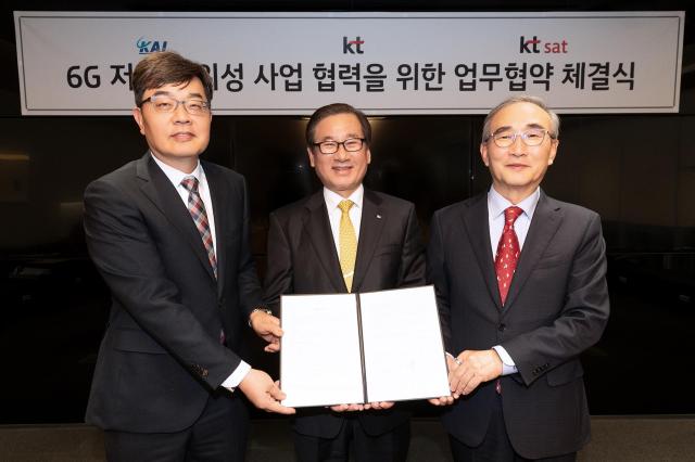 KT가 KT SAT KAI와 함께 6G와 저궤도 위성 사업 협력을 위한 업무협약을 체결했다고 3일 밝혔다 사진은 우측부터 KT 김영섭 대표 KAI 대표이사 강구영 사장 KT SAT 서영수 대표가 서울 종로구 KT광화문빌딩 이스트에서 업무협약을 체결하고 기념 촬영을 하고 있다사진KT