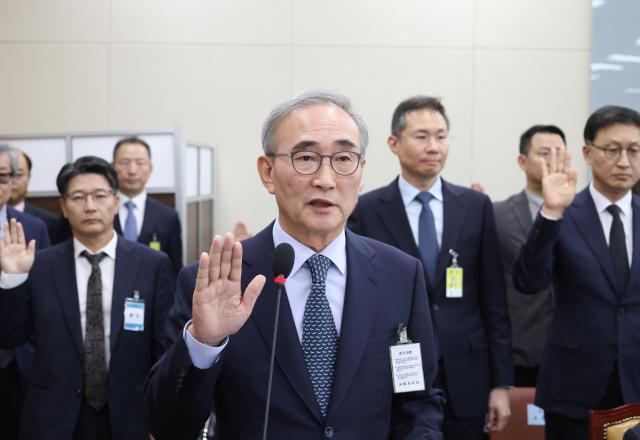 김영섭 KT 대표가 지난달 25일 국회에서 열린 과학기술정보통신위원회 국정감사에서 증인 선서를 하고 있다 사진연합뉴스