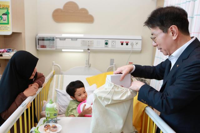 이재근 KB국민은행장이 지난달 31일 서울 강남구 삼성서울병원을 방문해 심장병 수술을 받은 인도네시아 어린이에게 선물을 전달하고 있다 사진KB국민은행