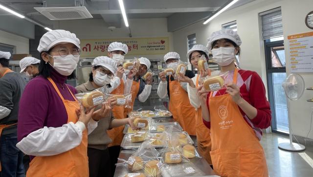 한국도로공사 대구경북본부 사회봉사단이 직접 만든 카스텔라 빵을 포장하고 있다 사진한국도로공사 대구경북본부