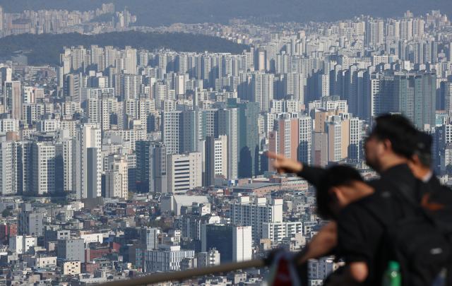 서울 남산에서 바라본 시내 아파트 단지 사진연합뉴스
