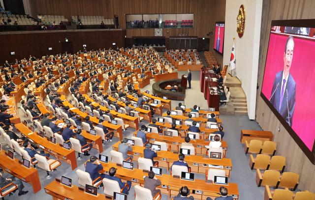 한덕수 국무총리가 4일 오전 국회에서 열린 본회의에서 2025년도 예산안 및 기금운용계획안에 대한 시정연설을 하고 있다 사진연합뉴스