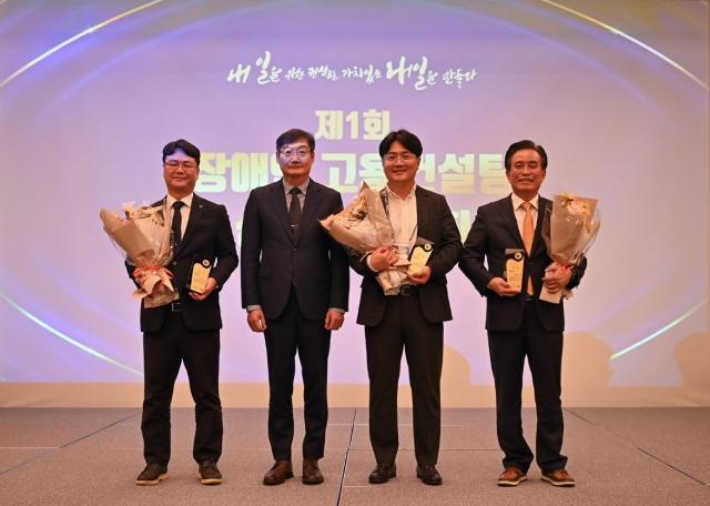 ‘장애인 고용컨설팅 성과공유대회’ 수상 사진좌즉에서 세번째 이우진 컴투스 채용실 이사 사진컴투스