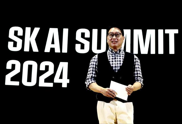 최태원 SK그룹 회장이 4일 서울 강남구 코엑스에서 열린 SK AI 서밋SUMMIT 2024에서 ‘함께하는 AI 내일의 AIAI together AI tomorrow’를 주제로 기조 연설을 하고 있다 사진SK 