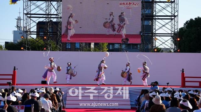 전라남도가 지난 3일까지 이틀간 일본 나라현과 오사카시에서 열린 한일우호증진 문화축제에서 전남의 전통문화·관광을 알리는 등 한일 간 우호 증진 활동을 펼쳤다사진전남도