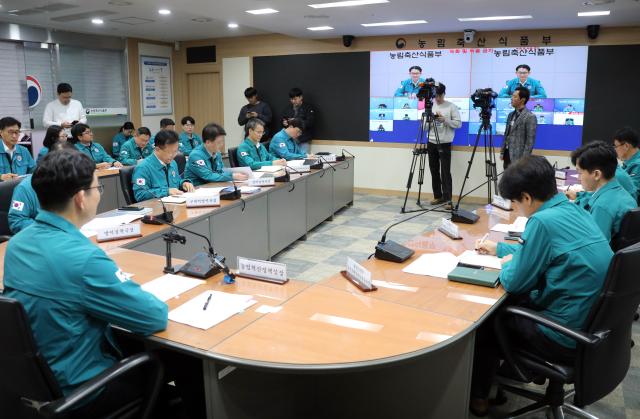 농림축산식품부 김종구 농업혁신정책실장이 4일 오전 정부세종청사 농식품부 재해대책상황실에서 강원도 홍천군의 한 양돈농장에서 아프리카돼지열병ASF이 발생한 것과 관련 중앙사고수습본부 회의를 열고 지자체 등 유관 기관과 대책을 논의하고 있다 