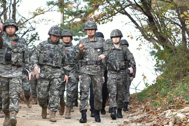 김명수 합참의장이 작전현장 이동중 해병대 2사단장에게 군이 흔들림 없이 본연의 임무에 집중할 것을 강조하고 있다 사진합참
