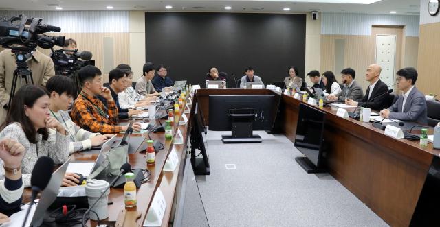  김완섭 환경부 장관이 4일 오후 정부세종청사에서 출입기자단 간담회를 열고 있다 2024114 사진연합뉴스
  