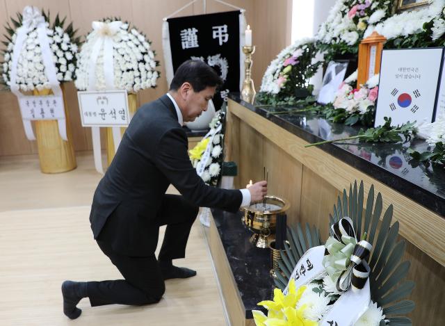 김선호 국방부차관이 4일 국군수도병원을 방문해 국군포로 故 노oo님의 조문을 하고 있다사진국방부