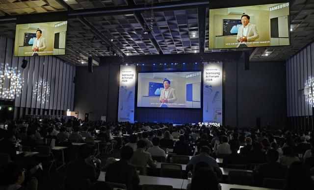  한종희 삼성전자 대표이사부회장이 삼성 AI 포럼 2024에서 개회사를 하고 있다 사진삼성전자