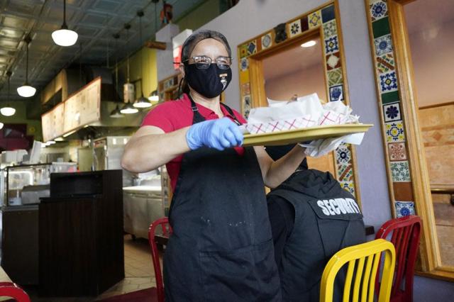 A waitress works at a restaurant in Chicago in this file photo taken in March 2023 AP-Yonhap