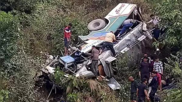 This photo shows the bus that plunged into a ravine in the Indian Himalayan region Captured from the Times of India Yonhap