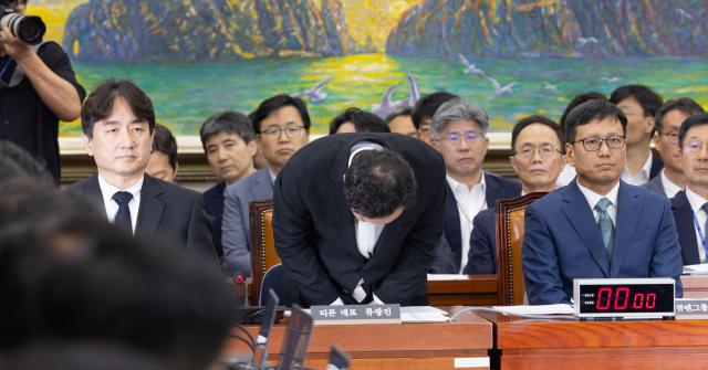 류광진 티몬 대표가운데가 30일 오후 서울 여의도 국회 정무위원회에서 열린 티몬·위메프 미정산 사태 관련 긴급 현안질의에 출석해 고개숙여 인사하고 있다 사진 왼쪽부터 류화현 위메프 대표 류광진 티몬 대표 구영배 큐텐그룹 대표 20240730사진유대길 기자 dbeorlf123ajunewscom