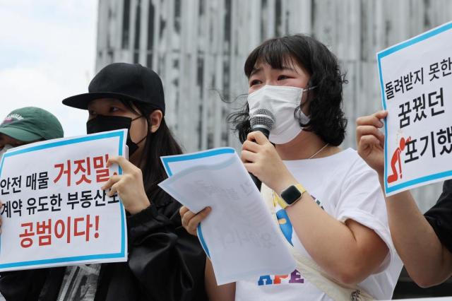 서울 마포구 신촌 대학가 일대에서 열린 전세 사기 피해자 대책위원회 출범 기자회견에서 전세사기 피해자인 스무살 청년이 눈물을 흘리며 발언하는 모습 연합뉴스