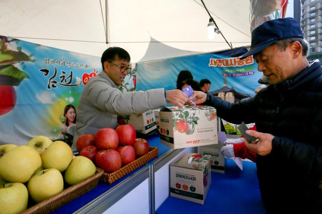 A visitor purchases apples at the Gyeongbuk Apple Festival at Seoul Plaza on Nov 5 2024 AJP Kim Dong-woo