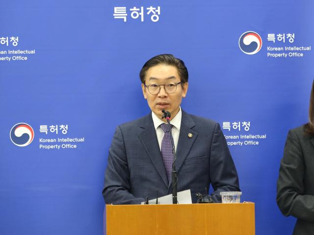 김완기 특허청장이 5일 오전 정부대전청사 기자실에서 지식재산 기반 역동경제 구현 전략을 발표하고 있다 사진특허청장