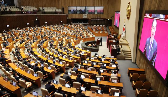 한덕수 국무총리가 4일 오전 국회에서 열린 본회의에서 2025년도 예산안 및 기금운용계획안에 대한 시정연설을 하고 있다 사진연합뉴스