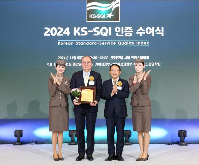 아시아나항공이 「2024 한국서비스품질지수KS-SQI」에서 항공 부문 1위 항공사로 선정됐다 아시아나항공 김진 경영관리본부장왼쪽 두번째이 5일화 서울시 중구 롯데호텔 서울에서 열린 「2024 한국서비스품질지수KS-SQI」시상식에 참석해 한국표준협회 강명수 회장왼쪽 세번째과 기념 촬영을 하고 있다
