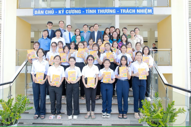 Các em học sinh và giáo viên trường THPT chuyên Lương Thế Vinh chụp ảnh kỷ niệm tại ‘Lễ khai giảng giáo dục tiếng Hàn của tỉnh Đồng Nai’ ẢnhVISANG