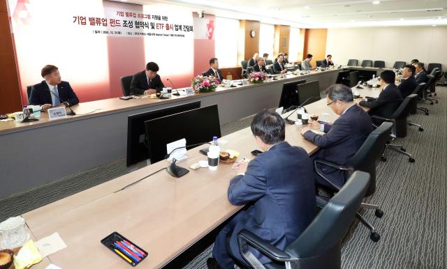 한국거래소는 지난달 31일 거래소 서울 사옥에서 밸류업 상장지수펀드ETF 발행사 대표 간담회를 개최했다 사진한국거래소