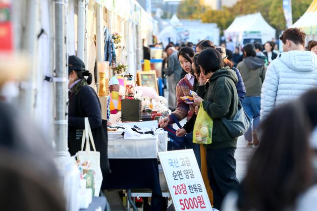 Visitors participate in booth activities at the 2024 Small Business Day celebration at Gwanghwamun Square in Seoul on Nov 5 2024 AJP Kim Dong-woo