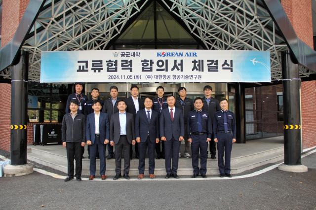 대한항공은 지난 5일 오후 대전시 유성구 대한항공 항공기술연구원에서 공군대학과 ‘국방정책 및 국방기술분야 교류 협력을 위한 합의서’ 양해각서MOU를 맺었다
사진1 김경남 대한항공 항공기술연구원장앞열 왼쪽에서 네 번째 김일환 공군대학 총장앞열 왼쪽에서 다섯 번째 대한항공 항공기술연구원 및 공군대학 주요 관계자들이 기념 촬영을 하는 모습