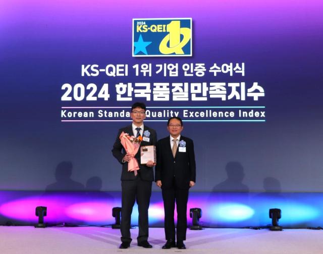 6일 서울 중구 소공동 롯데호텔에서 열린 ‘2024 한국품질만족지수KS-QEI’ 인증수여식에서 유선종 쿠첸 품질경영실 차장왼쪽과 강명수 한국표준협회장오른쪽이 기념 촬영을 하고 있다 사진쿠첸