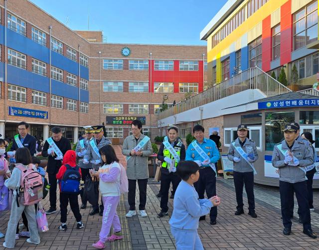 삼성현 초등학교 앞에서 실시한 교통 캠페인 모습사진경산경찰서