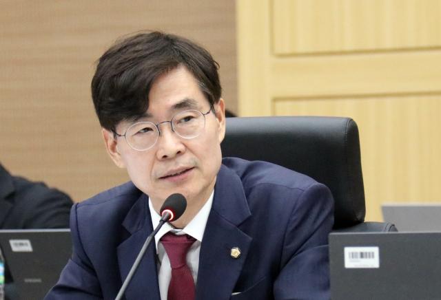조경태 국민의힘 의원이 지난달 16일 정부대전청사 대회의실에서 열린 산림청 국정감사에서 소나무재선충병 발병 대책의 허술함을 지적하고 있다 사진연합뉴