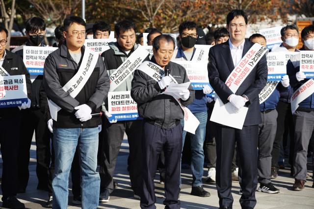 협력사 직원 300여명이 지난 6일 충남 서산시에서 현대트랜시스 노조의 파업 중단을 촉구하는 결의대회를 열고 있다 사진현대트랜시스