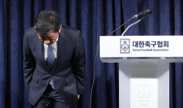 정몽규 대한축구협회장이 셀프 사면 논란에 사과하고 있다 사진연합뉴스