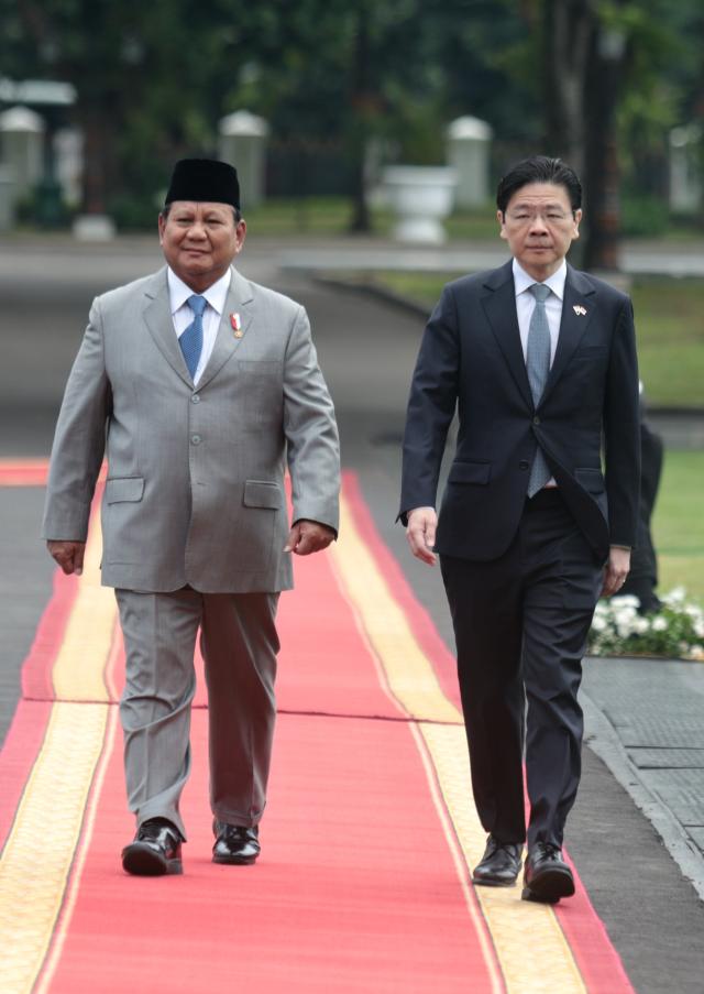 Indonesian President Prabowo Subianto L and Singapore Prime Minister and Minister for Finance Lawrence Wong walk together at the Presidential Palace in Jakarta Indonesia 06 Nov 2024 EPA-Yonhap