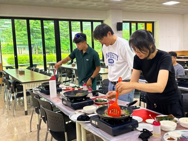 강원 양구군이 지난 6월 지역주민 10여명이 참여한 가운데 진행한 양구물듦 1차 프로그램 참가자들이 양구 대표 농산물을 활용해 도시락 만들기를 하고 있다사진양구군