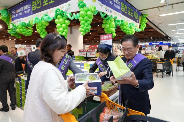 최기문 영천시장이 이마트 매장에서 영천포도 판촉활동을 하고 있다사진영천시