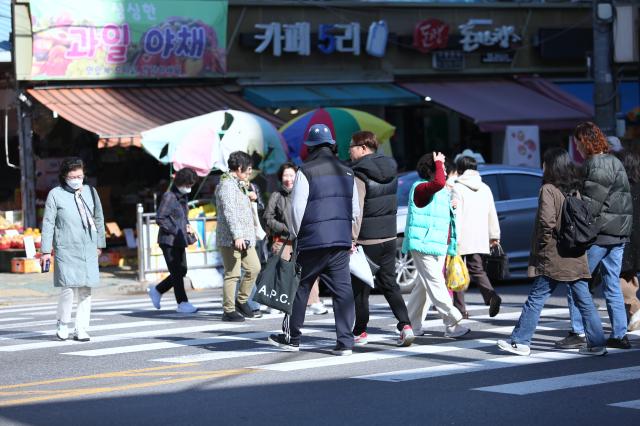 People cross a crosswalk in Seoul Nov 7 2024 AJP Han Jun-gu