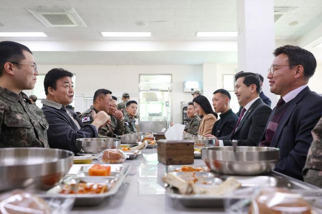 김선호 국방부 차관과 백종원 주더본코리아 대표가 7일 육군 7포병여단 758대대에서 진행된 주더본코리아의 특식 제공 행사에서 함께 식사를 하며 군 급식에 대한 의견을 나누고 있다 사진국방일보
