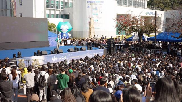 꿀잼캠퍼스 관객과 소통하는 특별게스트 이창섭비투비가 특별 게스트로 참석해 강연대회를 빛냈다사진국립목포대