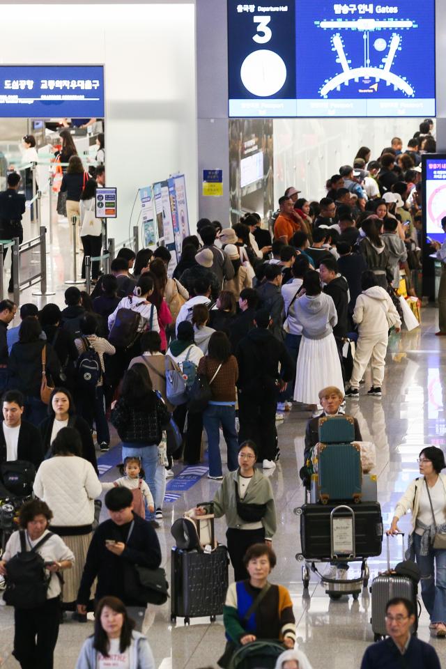 Travelers queue for departure at Incheon International Airport Terminal 1 on Nov 8 2024 AJP Kim Dong-woo