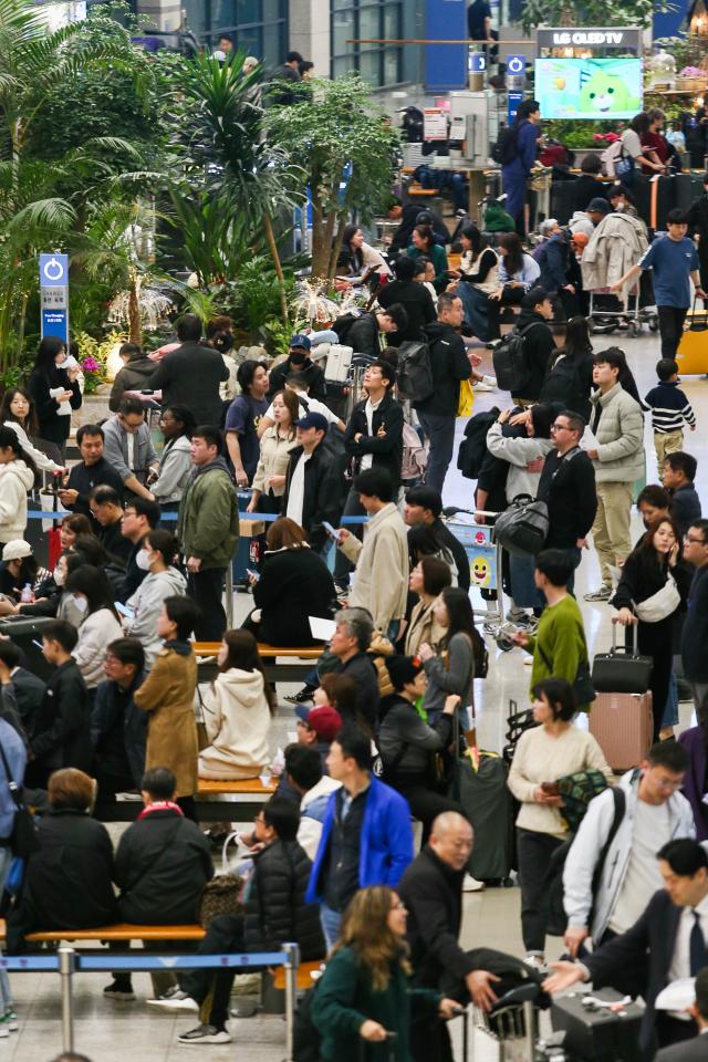 Travelers crowd Incheon International Airport Terminal 1 on Nov 8 2024 AJP Kim Dong-woo